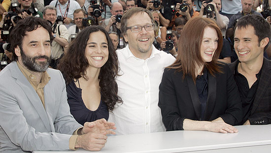 From left, Canadian actor and screenwriter Don McKellar, Brazilian actress Alice Braga, Brazilian director Fernando Meirelles, American actress Julianne Moore and Mexican actor Gael Garcia Bernal, from left, pose during a photo call for the film "Blindness" at the 61st International film festival in Cannes, southern France, on Wednesday, May 14, 2008. (AP Photo/Lionel Cironneau)