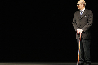 Portuguese director Manoel de Oliveira, 99, stands on stage during an homage to his career at the 61st Cannes Film Festival May 19, 2008. REUTERS/Jean-Paul Pelissier (FRANCE)
