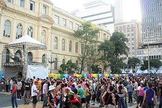 Feira Cultural abre programao da Parada Gay reunindo pblico GLS na pa. da Repblica, no centro de SP; veja galeria de imagens