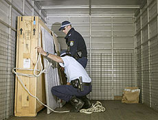Policiais colocam fotos em caminhão após removê-las de galeria em Sydney (Austrália)