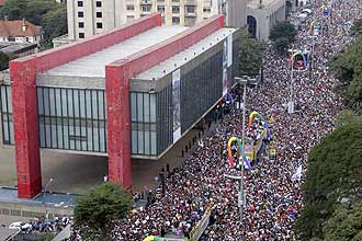 Alegria dos participantes e excesso de bebidas marcaram a 12 edio da Parada Gay de So Paulo; confira vdeo da festa