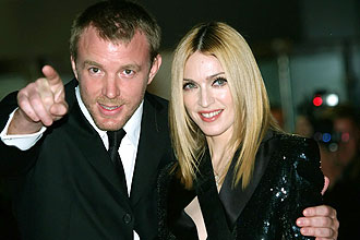 A cantora Madonna ao lado do marido, Guy Ritchie; ela lançará novo documentário sobre sua vida em comemoração aos seus 50 anos