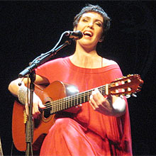 Adriana Calcanhotto canta no show "Mar", em SP, 13/06/2008