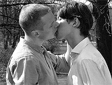 Beijo gay em filme de Thomas Vinterberg exibido dentro do memorial; cena foi gravada no lugar onde foi erguido o monumento