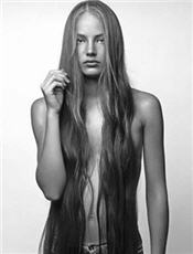 Ruslana Korshunova era famosa no mundo da moda devido a seus cabelos longos
