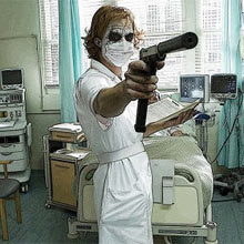 Na pele do Coringa, ator Heath Ledger vira enfermeira malvada no novo filme do Batman