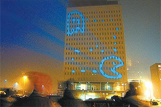 Projeção em prédio em Chicago (EUA) criada pelo grupo Graffiti Research Lab, que mostrou seu trabalho no File, em São Paulo