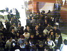 Às 21h28 muita gente ainda estava no acesso à sala onde ocorrerá show de João Gilberto