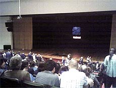 Público se acomoda para ver a apresentação de João Gilberto no Auditório Ibirapuera, em São Paulo