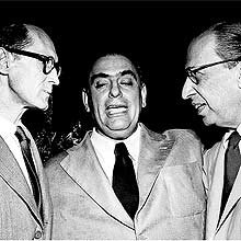 Carlos Drummond de Andrade ( esq.), Jos Olympio e Manuel Bandeira em foto de 1954