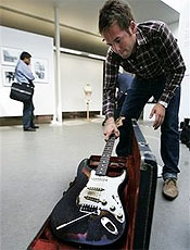 Galerista segura guitarra de Jimmy Hendrix que foi a leilo em Londres