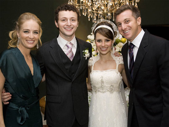 Anglica e Luciano Huck foram convidados para o casamento de Sandy e Lucas Lima