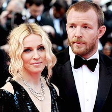 Madonna e Guy Ritchie; irmão culpa ex-marido da cantora por desentendimentos