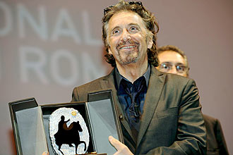Ator e diretor Al Pacino posa com o prêmio Marco Aurelio de Ouro durante cerimônia no primeiro dia do Festival de Cinema de Roma