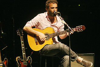 Marcelo Camelo fez estria solo no Rio de Janeiro; cantor tambm tocou na edio paulistana do Tim Festival, no Auditrio Ibirapuera