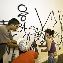 Pichadores rabiscam paredes do pavilhão da Bienal; uma garota foi detida pela polícia