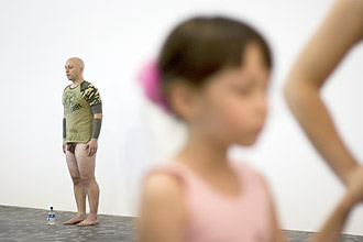Maurcio Ians durante sua performance na 28 Bienal; artista chegou ao pavilho nu e sem nenhum pertence