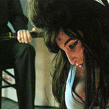Escultura mem tamanho real mostra Amy Winehouse morta com tiro na cabeça