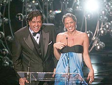 Sidney Magal e Adriane Galisteu, ambos da Band, no palco do Grammy, ontem, em SP