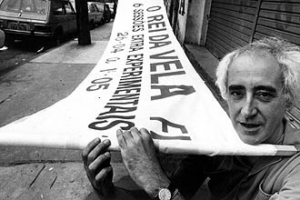 Diretor Jos Celso Martinez Corra exibe faixa da pea "O Rei da Vela", em So Paulo; estria de encenao ocorreu em 1967