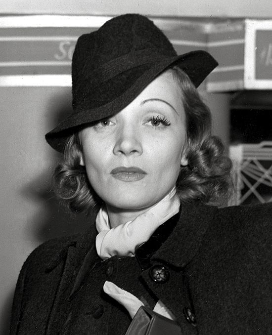Marlene Dietrich em foto de 1938; nascida Maria Magdalene von Losch in 1901, ela morreu em Paris