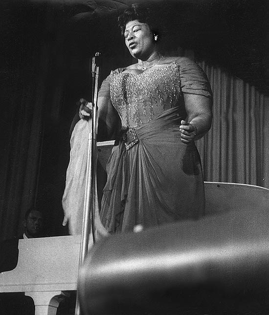 Texto: Música: a cantora Ella Fitzgerald, a "primeira-dama da canção", como ficou conhecida, durante apresentação no Teatro Record, em São Paulo, SP, em maio de 1960. (Foto de Acervo UH)