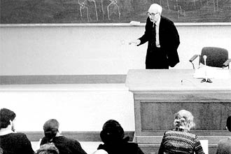 Lvi-Strauss ministra curso no Collge de France, em 1982