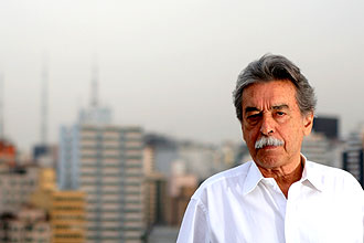 O arquiteto Paulo Mendes da Rocha no bairro de Helipolis, em So Paulo, em julho de 2007
