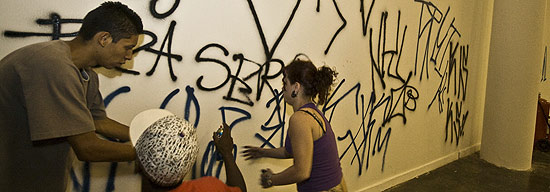 Caroline e outros dois jovens picham as paredes do pr�dio da Bienal, projetado pelo arquiteto Oscar Niemeyer