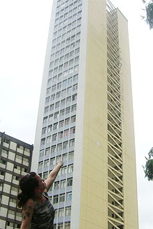 Caroline Pivetta da Mota, 23, aponta uma de suas picha��es favoritas na capital paulista