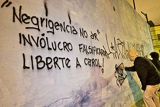 Pichadores fazem protesto em S�o Paulo, pedindo a liberta��o de Caroline Pivetta da Mota; Bienal nega press�o para mant�-la presa