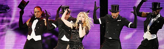 Madonna em sua primeira apresentao em So Paulo; show comeou com quase duas horas de atraso