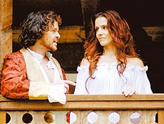 Os atores Matheus Nachtergaele e Deborah Secco em cena do especial "Decamero - A Comdia do Sexo", da Rede Globo