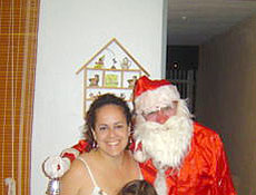 Juliana Santicioli, filha caçula de Norbeto, posa com o pai vestido de papai noel