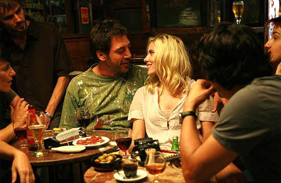 Javier Barden e Scarlett Johansson em cena de "Vicky Cristina Barcelona", que seria semelhante um livro de Vilar