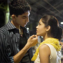 Dev Patel e Freida Pinto em cena de &quot;Quem Quer Ser Um Milionário?&quot;, de Danny Boyle