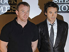 Diretor Guy Ritchie exigiu que Robert Downey Jr. usasse salto alto em "Sherlock Holmes"