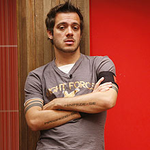 Torcida do carioca Max diz que BBB não é gay e defende seu relacionamento com Francine