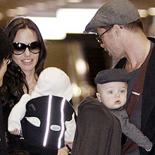 Angelina Jolie diz que é difícil ter intimidade com o marido por conta dos seis filhos