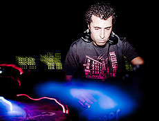 DJ Adnan Sharif, durante apresentação em um clube da Barra Funda, no início de janeiro