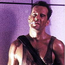 Ator Bruce Willis em cena do filme "Duro de Matar"; filmes seguem método matemático