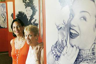 Carmem Guimaraes (loura) e Maria Paula, ambas sobrinhas de Carmen Miranda, posam no museu dedicado  artista no Rio