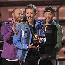 Cantor Chris Martin, do Coldplay, comemora ao receber Grammy pela m�sica "Viva la vida"
