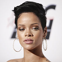 Rihanna foi encontrada pelos policiais em seu carro com o nariz ensanguentado