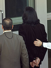 Algemado, Michael Jackson é levado para a prisão em 2003