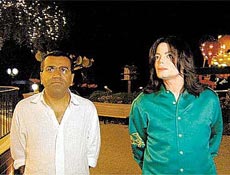O Jornalista Martin Bashir e Michael Jackson em cena de "Living With Michael Jackson"