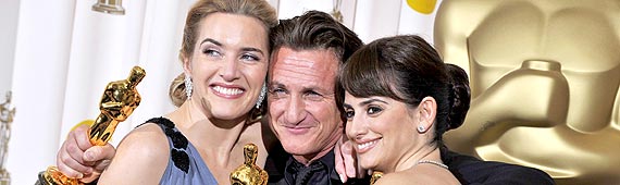 Ministro da Cultura da Espanha exalta Oscar de Penlope Cruz ( direita, ao lado de Sean Penn e Kate Winslet)