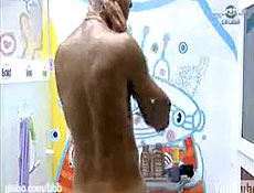 Vencedor do "Big Brother África 3", Ricco tomou banho sem roupas no "BBB 9"