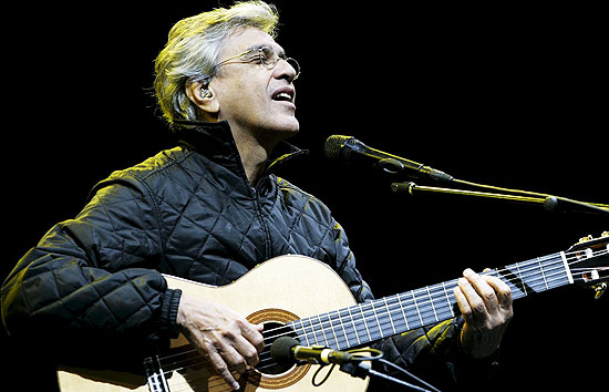 Caetano Veloso dá início a uma turnê intimista com a cantora Maria Gadú, em um show só com voz e violão