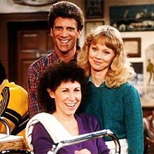 Os personagens Sam Malone, Diane Chambers e Carla Tortelli da srie "Cheers"